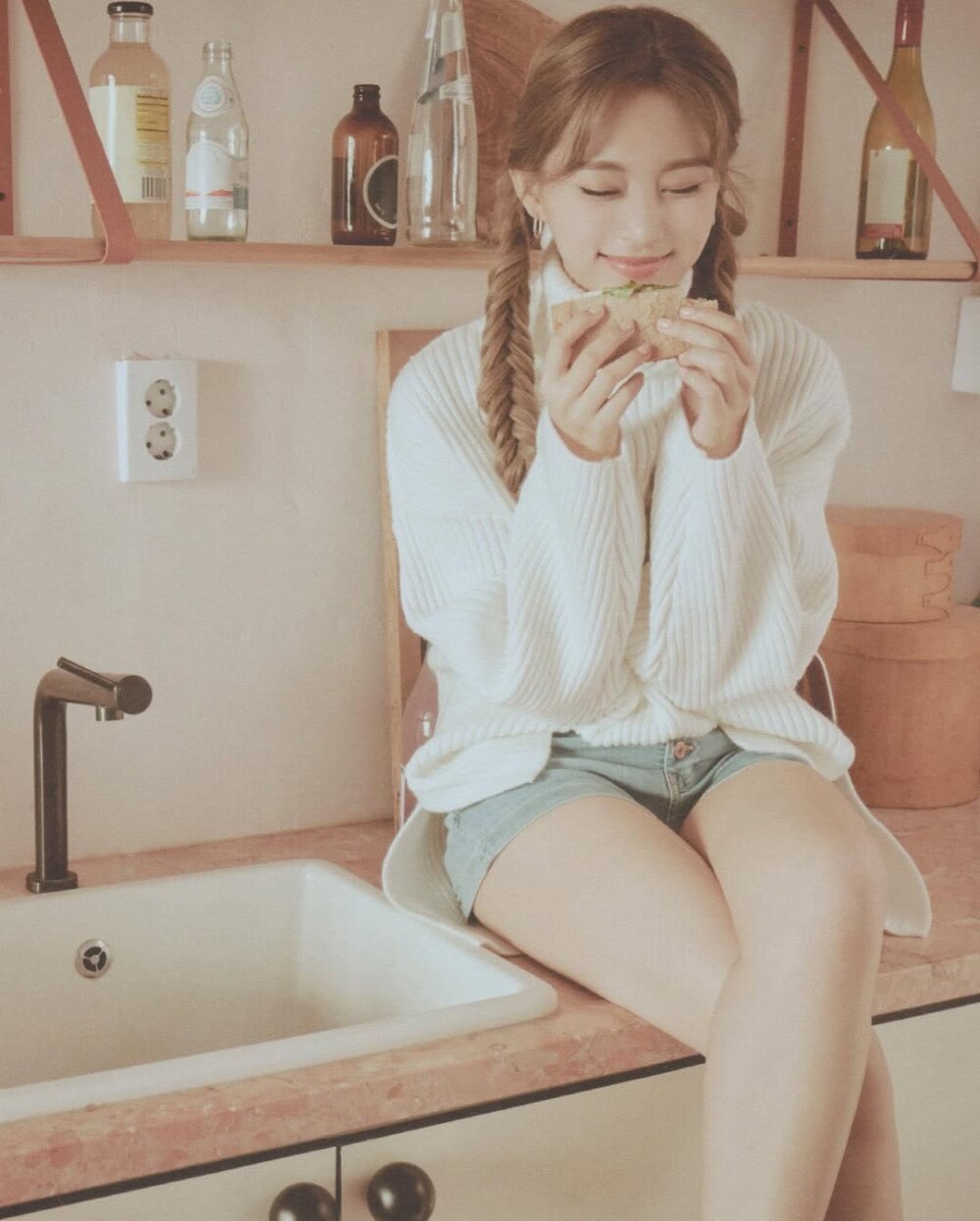 그 어떤 말도 필요없는, 트와이스 쯔위의 화보집.