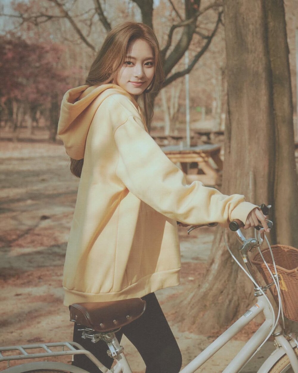 그 어떤 말도 필요없는, 트와이스 쯔위의 화보집.